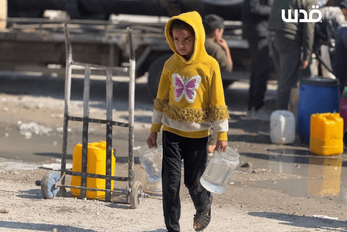   Palestinians in Rafah fetch water amid massive destruction. (Photo: via QNN)